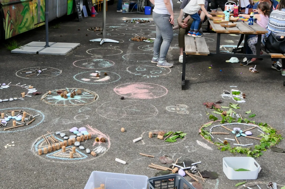Man sieht Mandalas am Boden.